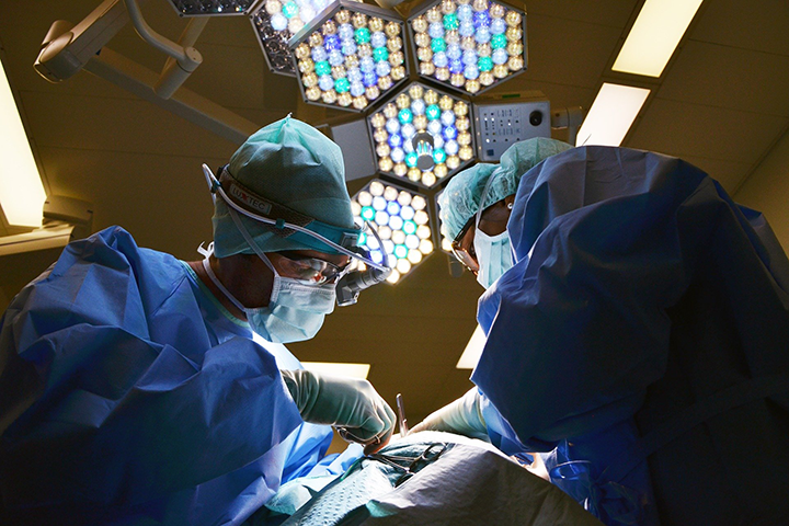 Chirurgen tijdens een operatie